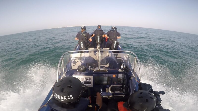 Der Inhalt eines Koffers weckt am Flughafen in Barcelona begründetes Misstrauen. Als Zöllner:innen das Gepäckstück öffnen, verschlägt es den spanischen Grenzschützer:innen für einen kurzen Moment die Sprache. Die Beamtinnen und Beamten finden in Plastikbehältern und Strümpfen 76 Schildkröten. Dem Schmuggler drohen für Tierquälerei und für den Handel mit geschützten Arten jeweils bis zu drei Jahre Haft. Und in La Línea de la Concepción untersucht die Guardia Civil einen verdächtigen Pkw. Dabei kommen Tabakwaren im Wert von 9000 Euro zum Vorschein. – Bild: Warner Bros. Discovery