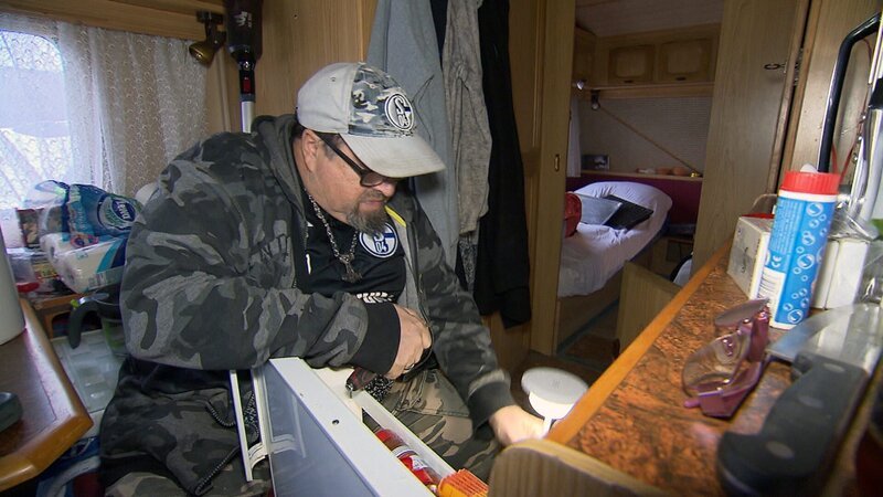 Nach dem Wasserschaden auf dem Campingplatz wollen Willy (62, Foto) und Tanja im Camper klar Schiff machen. – Bild: RTLZWEI