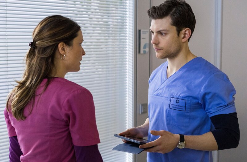 Florian Osterwald (Lion Wasczyk, r.) berichtet von der Einlieferung einer Patientin, die mit Viktoria (Isabella Krieger, l.) eine gemeinsame Vergangenheit hat.; ARD IN ALLER FREUNDSCHAFT – DIE JUNGEN ÄRZTE FOLGE 393, „Frieden“, am Donnerstag (17.10.24) um 18:50 Uhr im ERSTEN. Florian Osterwald (Lion Wasczyk, r.) berichtet von der Einlieferung einer Patientin, die mit Viktoria (Isabella Krieger, l.) eine gemeinsame Vergangenheit hat. © ARD/​Tom Fülle, honorarfrei – Verwendung gemäß der AGB im engen inhaltlichen, redaktionellen Zusammenhang mit genannter ARD-Sendung bei Nennung „Bild: ARD/​Tom Fülle“ (S2+). ARD-Programmdirektion/​Bildredaktion, pressefoto.daserste@ard.de – Bild: ARD/​Tom Fülle