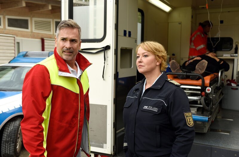 Dr. Martin Dillinger (Manou Lubowski, l.) bietet Nele Fehrenbach (Floriane Daniel, r.) Hilfe an. Er will ihr bei der Verarbeitung des traumatischen Erlebnisses helfen. – Bild: ARD/​Laurent Trümper