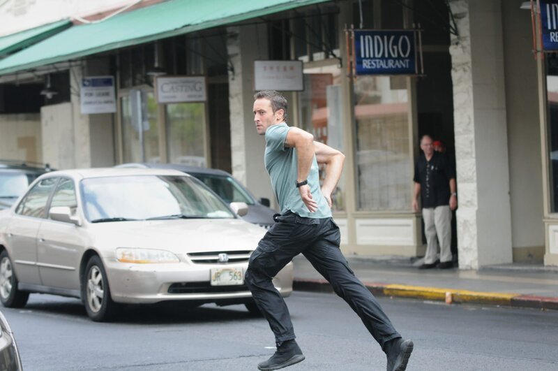 Als ein Lieferwagen überfallen und der Fahrer dabei erschossen wird, werden Steve (Alex O’Loughlin) und Danny hinzugezogen, um den Fall zu lösen … – Bild: TM & © CBS Studios Inc. All Rights Reserved. Lizenzbild frei