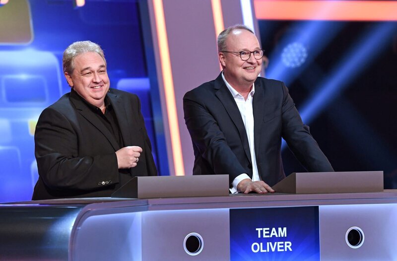Die Kandidaten des Teams „Oliver“: Comedian und Satiriker Oliver Kalkofe (l. ) und Moderator und Satiriker Oliver Welke (r.). – Bild: ARD/​Uwe Ernst