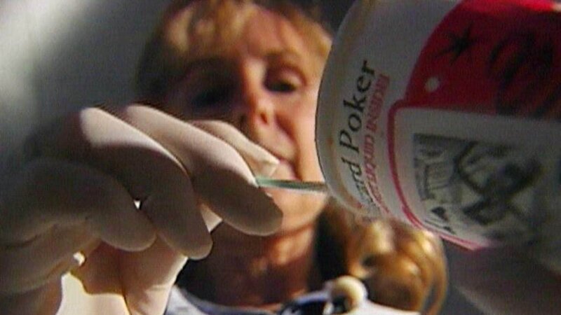 Durch gründliche Polizeiarbeit und DNA-Spuren, die man an einem weggeworfenen Pappbecher findet, kommen die Ermittler dem Serienkiller schließlich auf die Spur. – Bild: RTL Deutschland