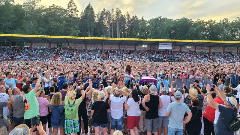 Schlagerstar Andrea Berg feiert mit ihren Fans. – Bild: ZDF und Jana Becker /​ Hans&Franz TV