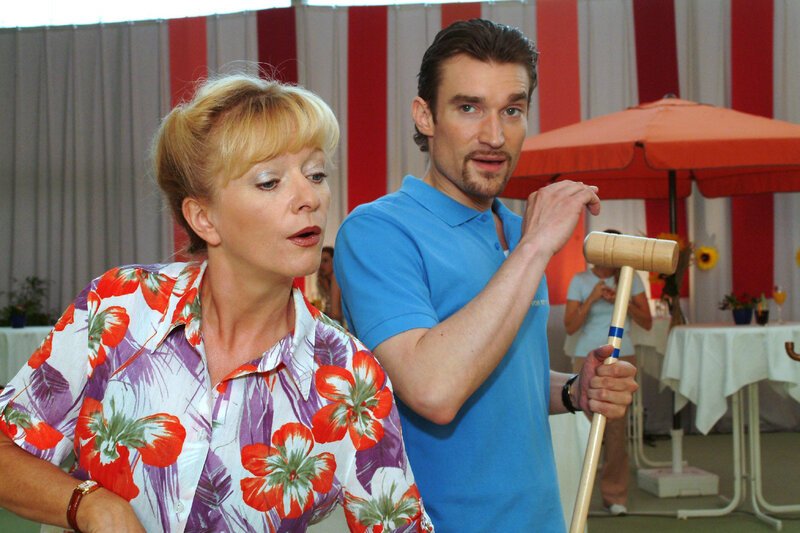 Helga (Ulrike Mai, l.) nimmt das freundschaftliche Crocketspiel allzu ernst und gerät mit Richard (Karim Köster, r.) aneinander. – Bild: SAT.1 /​ Monika Schürle