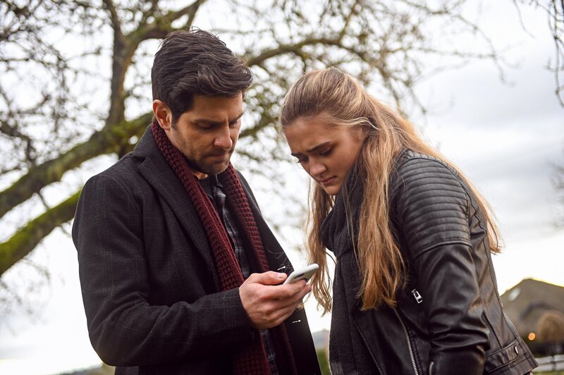 Eddie Saville (David Giuntoli, l.); Sophie Dixon (Lizzy Greene, l.) – Bild: American Broadcasting Companies, Inc. All rights reserved. /​ Sergei Bachlakov