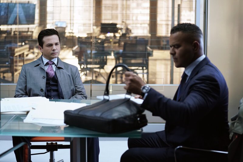 Benny Colón (Freddy Rodriguez, l.); Chunk Palmer (Christopher Jackson, r.) – Bild: CBS Broadcasting, Inc. All Rights Reserved /​ Patrick Harbron
