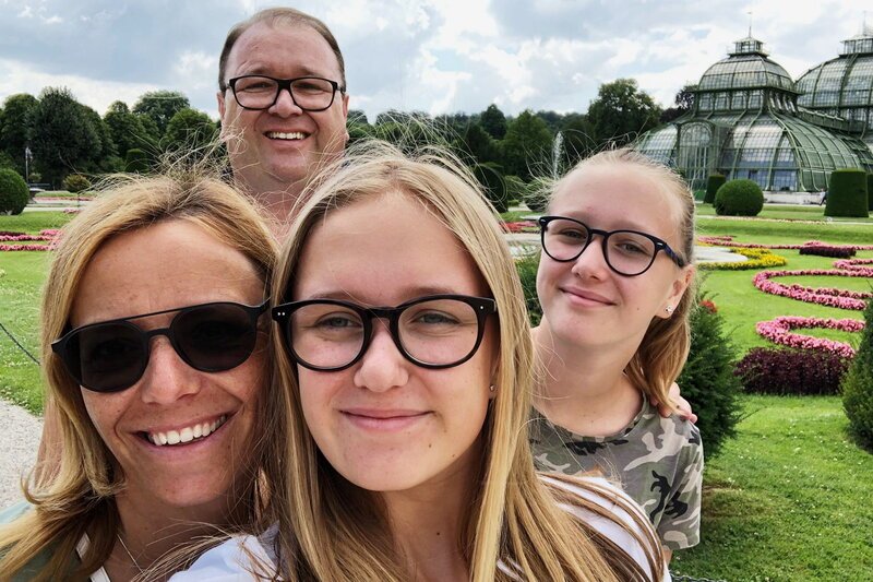 SRF bi de Lüt – Heimweh Familie Wechsler, das sind Vater Daniel (53), Mutter Erika (51) und die beiden Töchter Alizée (16) und Océane (14). – Bild: SRF2