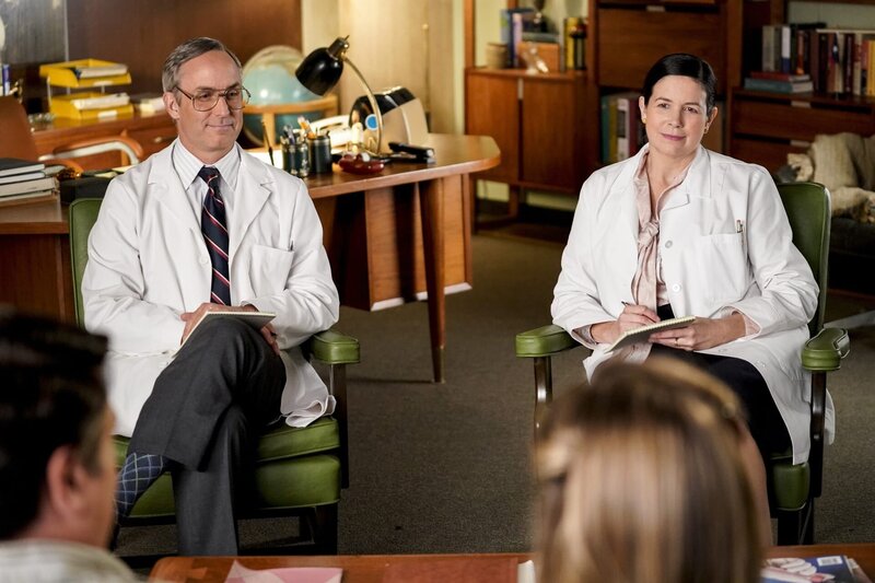 L-R: Dr. Edward Pilson (Wallace Langham), Dr. Sandra Thorpe (Amy Farrington). – Bild: CBS Broadcasting, Inc.