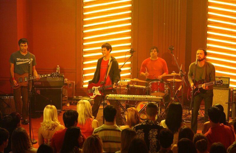 Während es Rory beim Springbreak in Florida auf einer Party mit der Band „The Shines“ ordentlich krachen lässt, will Jason die Beziehung zu Lorelai auf die nächste Ebene heben … – Bild: 2003 Warner Bros. Lizenzbild frei