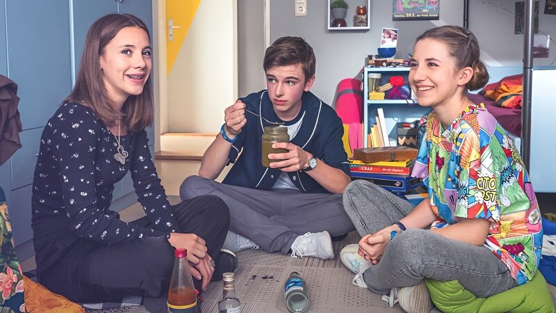 Annika (Merle Sophie Eismann), Simon (Marlon Heinrich) und Nesrin (Julie Marienfeld, v.l.n.r.) stellen sich die ein oder andere schwierige Challenge beim Flaschendrehen. – Bild: mdr/​Saxonia Media/​Thomas Dietze