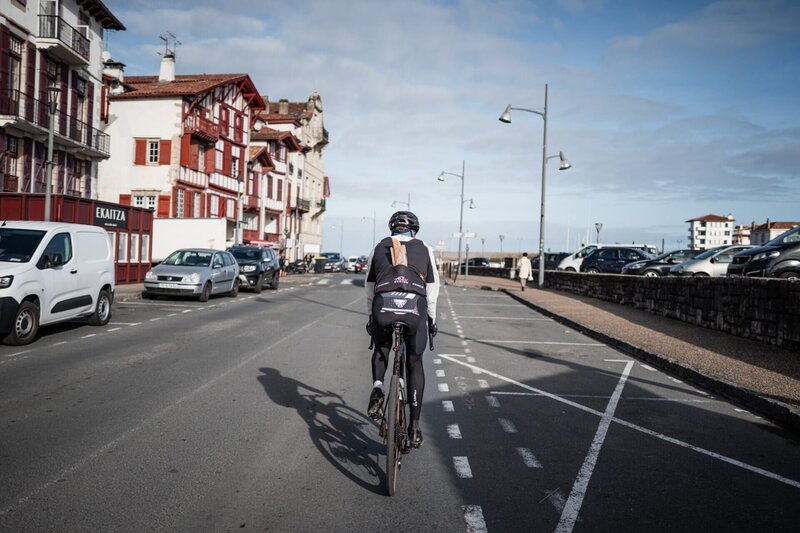 Protagonist beim Radfahren auf dem Weg zum Atlantik – Bild: Servus TV /​ Philipp Reiter
