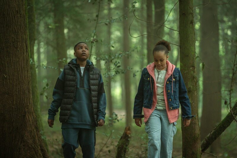 Kofi (D’angelou Osei-Kissiedu) und Maisy (Ellie-Mae Siame) suchen im Wald nach einem Rucksack mit wertvollem Inhalt. – Bild: ZDF und Alistair Heap