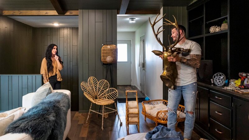 As seen on HGTV’s Farmhouse Fabulous, Chelsea and Cole DeBoer are installing the showstopper antler chandelier in the family room at the Kerher-Ligtenberg’s home. – Bild: 2022, Discovery, Inc. All Rights Reserved.