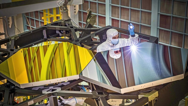 Noch befindet sich das James Webb Space Telescope in der Erprobung. Hat es aber erst einmal die Erde verlassen, soll es die Leistung des Hubble-Teleskops um das Einhundertfache übertreffen. – Bild: N24 Doku