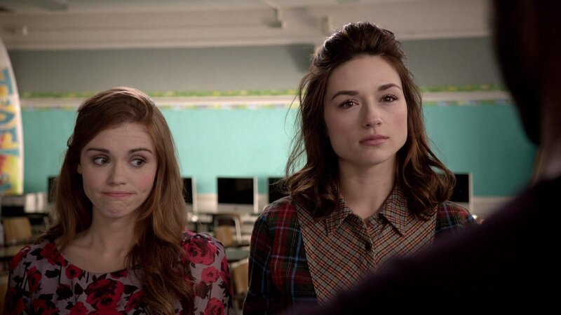Allison (Crystal Reed, re.) versucht herauszufinden, was das Symbol auf ihrem und Lydia’s (Holland Roden) Arm zu bedeuten hat. – Bild: RTL Crime