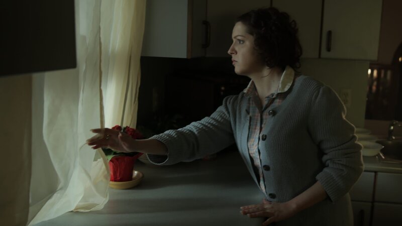 Linda Wittmier looks outside the window when notified when Randall was released. – Bild: Discovery Communications