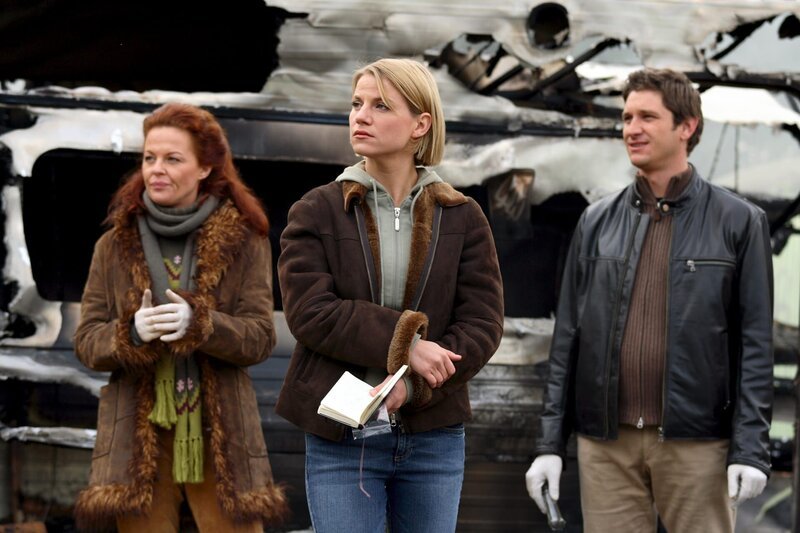 SOKO-Ermittlerin Karin (Kristina Sprenger, M.) und ihre Kollegen Klaus (Andreas Kiendl, r.) und Dr. Haller (Christine Klein, l.) am Tatort. – Bild: ZDF