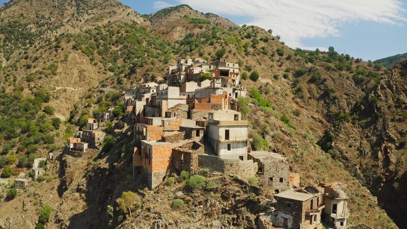 Das italienische Bergdorf Roghudi Vecchio ist mittlerweile verlassen. – Bild: Beyond Entertainment Limited/​WeltN24 GmbH/​Axel Springer Deutschland GmbH