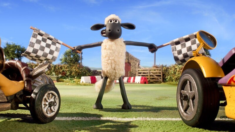 Shaun, das Schaf – Bitzer gibt Gas – Wieder einmal hat Hund Bitzer im Seifenkistenrennen gegen Lexie verloren, die eitle Hündin vom Nachbarhof. – Bild: ORF/​AARDMAN