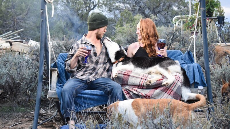 Spencer Lenz and Lyndsay McKeever talk about their future while sitting on swing in De Beque, CO. – Bild: Discovery Communications, LLC