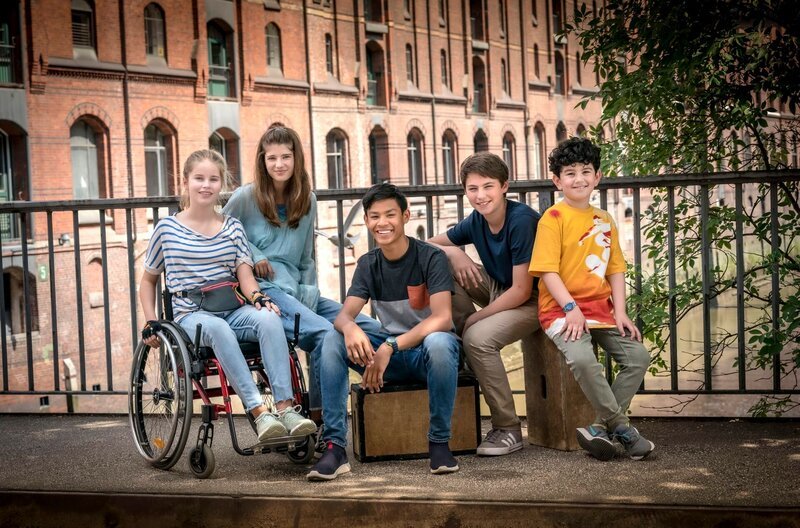 Drehstart 18. Staffel Die Pfefferkörner – Gefährdete Fledermäuse, teure Pakete und ein anonymer Schutzengel Pippa, Lou, Jet, Rafa und Milan – die Hauptdarsteller der 18. Staffel „Die Pfefferkörner“ – Bild: NDR/​Boris Laewen