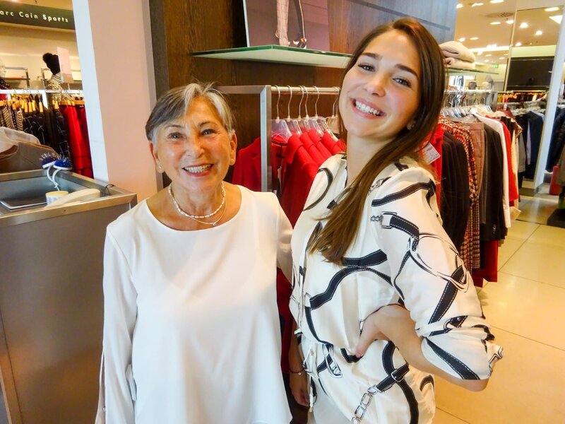 Oma Elfi (l.), Jeana – Bild: MG RTL D /​ Constantin Ent.