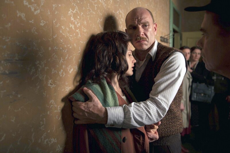 v.l.n.r.: Anne Frank (Mala Emde) und Otto Frank (Götz Schubert). – Bild: ZDF/​HR/​AVE/​Janett Kartelmeyer