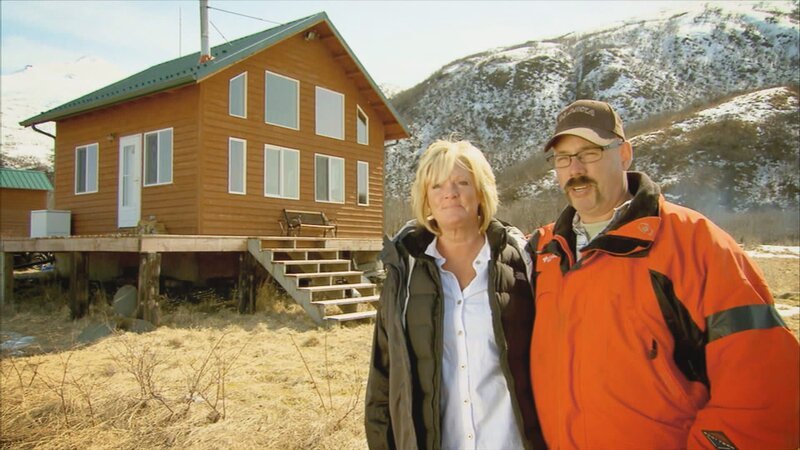 Terri und Woody sind aus Minnesota und suchen ein Haus an der Pazifikküste Kodiak Island. Die beiden sind seit über einem Jahrzehnt leidenschaftliche Angler und wollen in Alaska die Angel- und Jagdmöglichkeiten und die Natur genießen. – Bild: HGTV