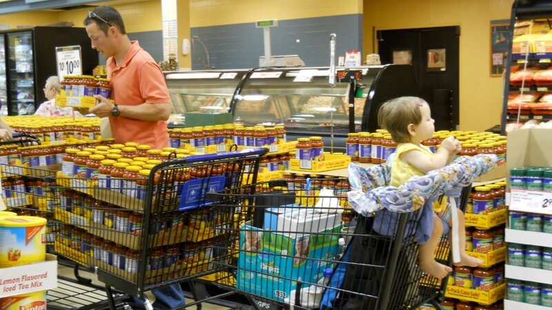 Chris Duff shopping with daughter Elizabeth. – Bild: Discovery Communications