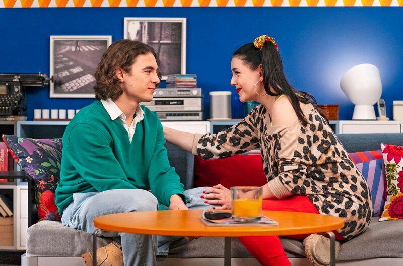 Tina (Anita Eichhorn) spricht mit Till (Marinus Hohmann) über sein Intimitätsproblem mit Lien. – Bild: BR/​Lena Semmelroggen