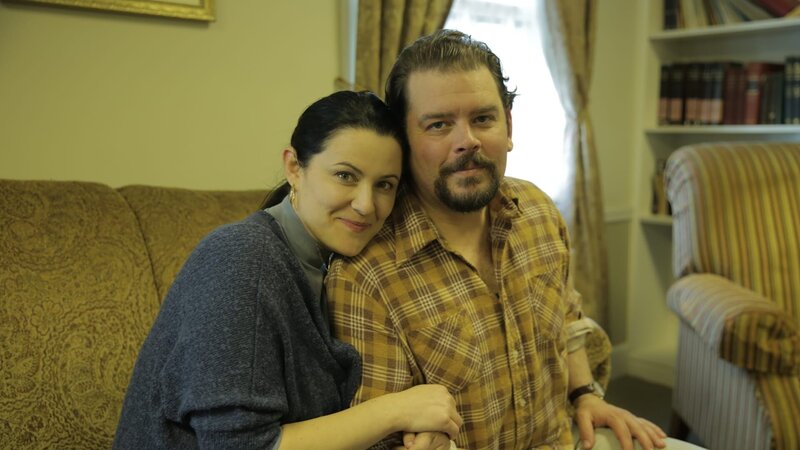 Kimberly and Brian are on a couch. – Bild: Discovery Communications