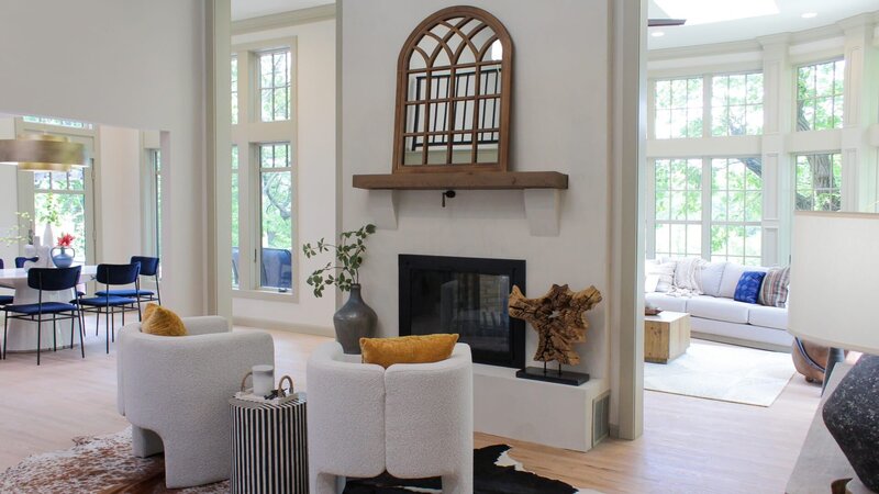 The Downey family home looks stunning with the fireplace and seating as what draws one upon entering. – Bild: 2022, Discovery, Inc. All Rights Reserved.