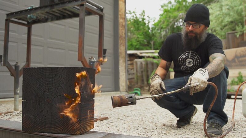 Die Hafenstadt Haines am nördlichen Ende der Chilkat-Halbinsel ist umgeben von 600 000 Hektar unberührter Wildnis. Alisa Beske und Bryan Harmon leiten dort Rafting-Touren. Das Paar liebt die Abgeschiedenheit und will in der Umgebung für maximal 275 000 Dollar ein Haus kaufen – mit Wasser- und Stromanschluss. Denn auf eine heiße Dusche möchten die Outdoor-Freaks nach einem langen Arbeitstag nur ungern verzichten. Makler Dave Long hat für seinen Kunden drei interessante Objekte im Angebot. – Bild: HGTV