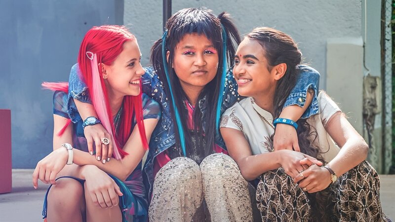 Elly (Nelly Borodina), Massuda (Tisa Pharischad Khumyim) und Reena (Sophia Leonie Mauritz, vlnr.) wollen eine perfekte Party für Joshua organisieren. – Bild: mdr/​Saxonia Media/​Thomas Dietze