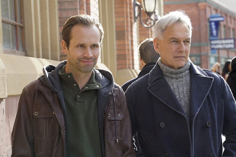 Warum nimmt Gibbs (Mark Harmon, r.) seinen Decknamen an und taucht unter, als er den Bruder (Tobias Jelinek, l.) eines auf der NCIS Most Wanted Liste stehenden Tatverdächtigen trifft? – Bild: PLURIMEDIA (CBS Broadcasting Inc.)