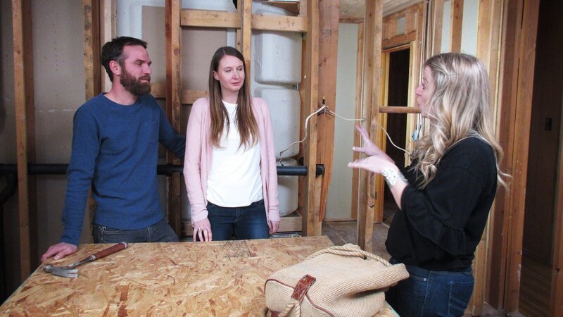 Nicole und Geoff aus Denver sind sich nicht ganz einig, wohin ihre Reise gehen soll. Er will zurück aufs Land, sie will den Anschluss nicht verlieren. Sie müssen Kompromisse eingehen, doch die Probleme lassen nicht lange auf sich warten. Das Haus, auf das sie sich einigen, stellt ihre Geduld auf die Probe. – Bild: HGTV