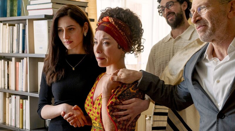 V. li. n. re.: Dana (Deleila Piasko), Saba (Saffron Marni Coomber), Micky (Adrian Moskowicz) und Jackie (Mark Ivanir) – Bild: ARD Degeto/​HR/​Turbokultur/​Elliott Kreyenberg