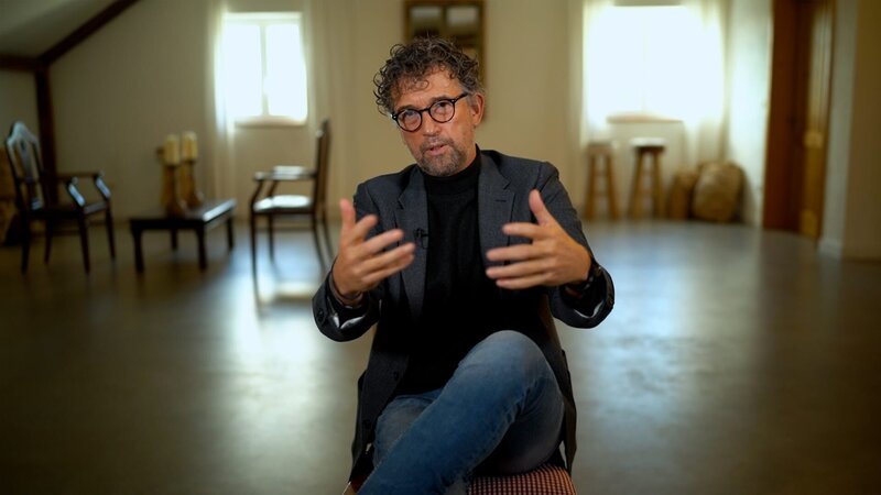 Ehemaliger Gesundheitsamtsleiter Friedrich Pürner beim Interview. – Bild: ServusTV /​ Terminal D Medienproduktion GmbH