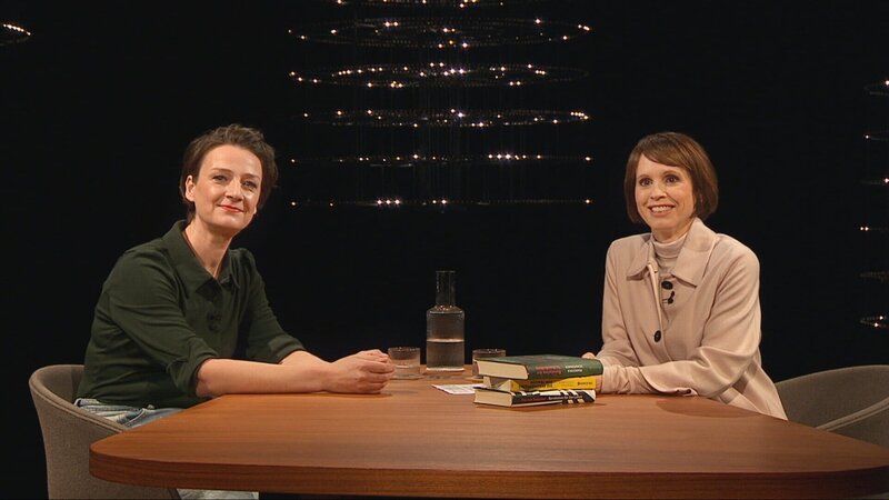 Franziska Schutzbach (li.) zu Gast bei Moderatorin Barbara Bleisch – Bild: SRF