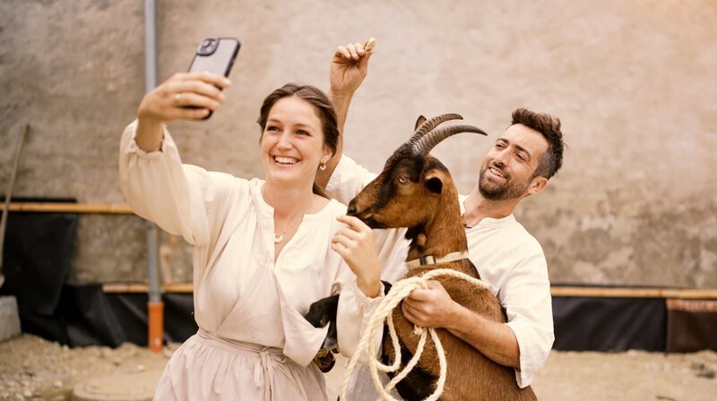Geraldine und Patrick machen mit ihrem Ziegenbock ein Foto für Instagram. – Bild: HR/​rbb/​AV Medien Film & Fernsehen GmbH