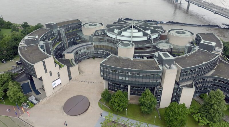 Der Landtag in Düsseldorf am Rheinufer. – Bild: WDR/​Arne Wolter