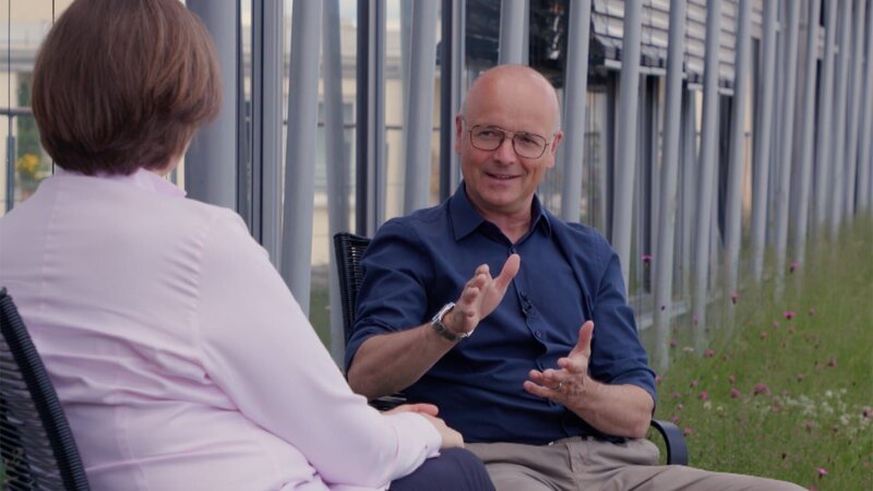 Karsten Schwanke im Gespräch mit der Virologin Prof. Ulrike Protzer, die neben der Coronaforschung auch zu Hepatitis forscht. – Bild: BR/​Klaus Hernitschek