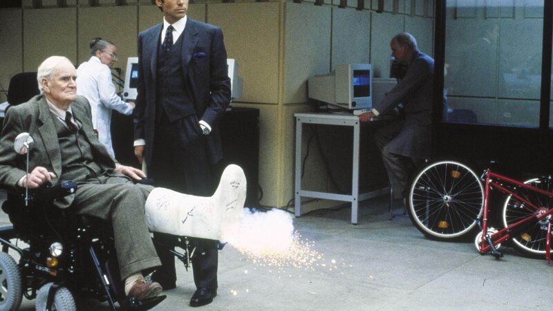 Q (Desmond Llewelyn, l.), James Bond (Pierce Brosnan) – Bild: RTL /​ Danjaq LLC and Seventeen Leasing Corporation