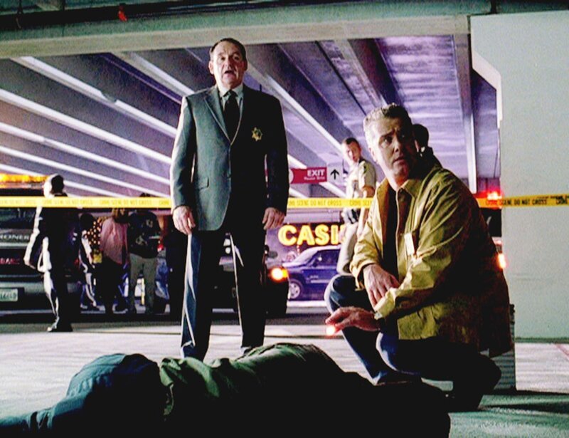 Gil Grissom (William Petersen, r.) und Captain Jim Brass (Paul Guilfoyle) untersuchen einen Mordfall im Casino-Parkhaus. – Bild: RTL / CBS Gil Grissom (William Petersen, r.) und Captain Jim Brass (Paul Guilfoyle) untersuchen einen Mordfall im Casino-Parkhaus. – Bild: RTL / CBS