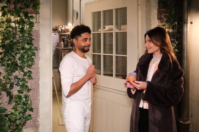 Theo (Julius Dombrink) freut sich, dass Britta (Tabea Heynig) Verständnis für seine Entscheidung hat. – Bild: RTL