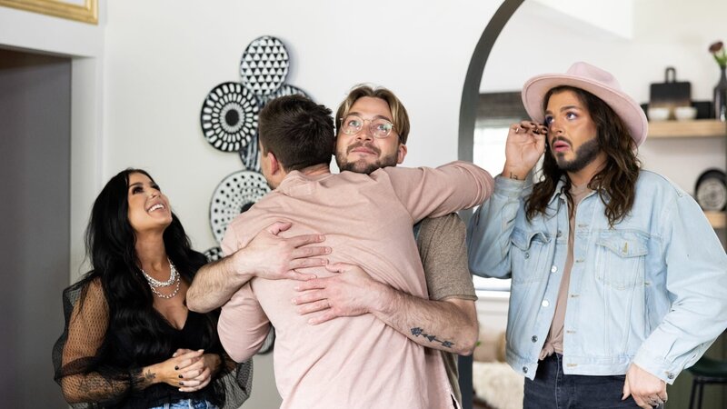 As seen on HGTV’s Farmhouse Fabulous, Ty gives a hug to Cole DeBoer during the reveal at the Jacobson-Blow house. – Bild: Jenn Ackerman /​ HGTV – US.