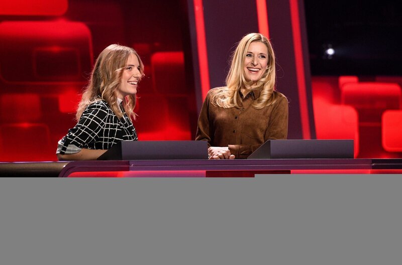 Die Kandidatinnen des Teams „Musik“: Sängerin Johanna Mross (l.) und ihrer Mutter, die Musikerin Stefanie Hertel (r.). – Bild: ARD/​Uwe Ernst
