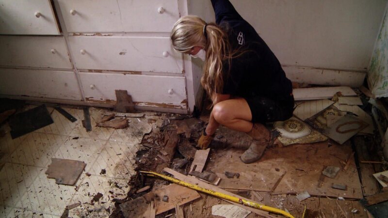 Nicole takes off the floor. – Bild: HGTV