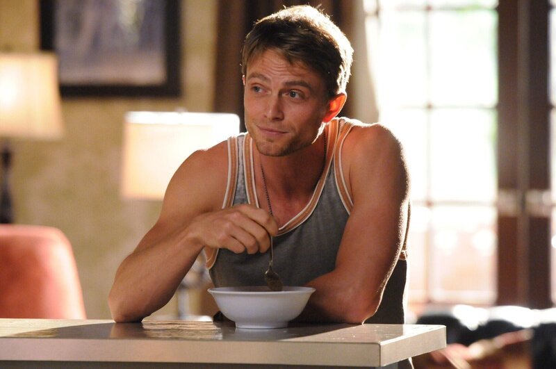 Auch in einem kleinen Örtchen wie Blubell gibt es Probleme mit der Familie, wie Wade (Wilson Bethel) immer wieder schmerzlich feststellen muss … – Bild: Warner Bros. Lizenzbild frei